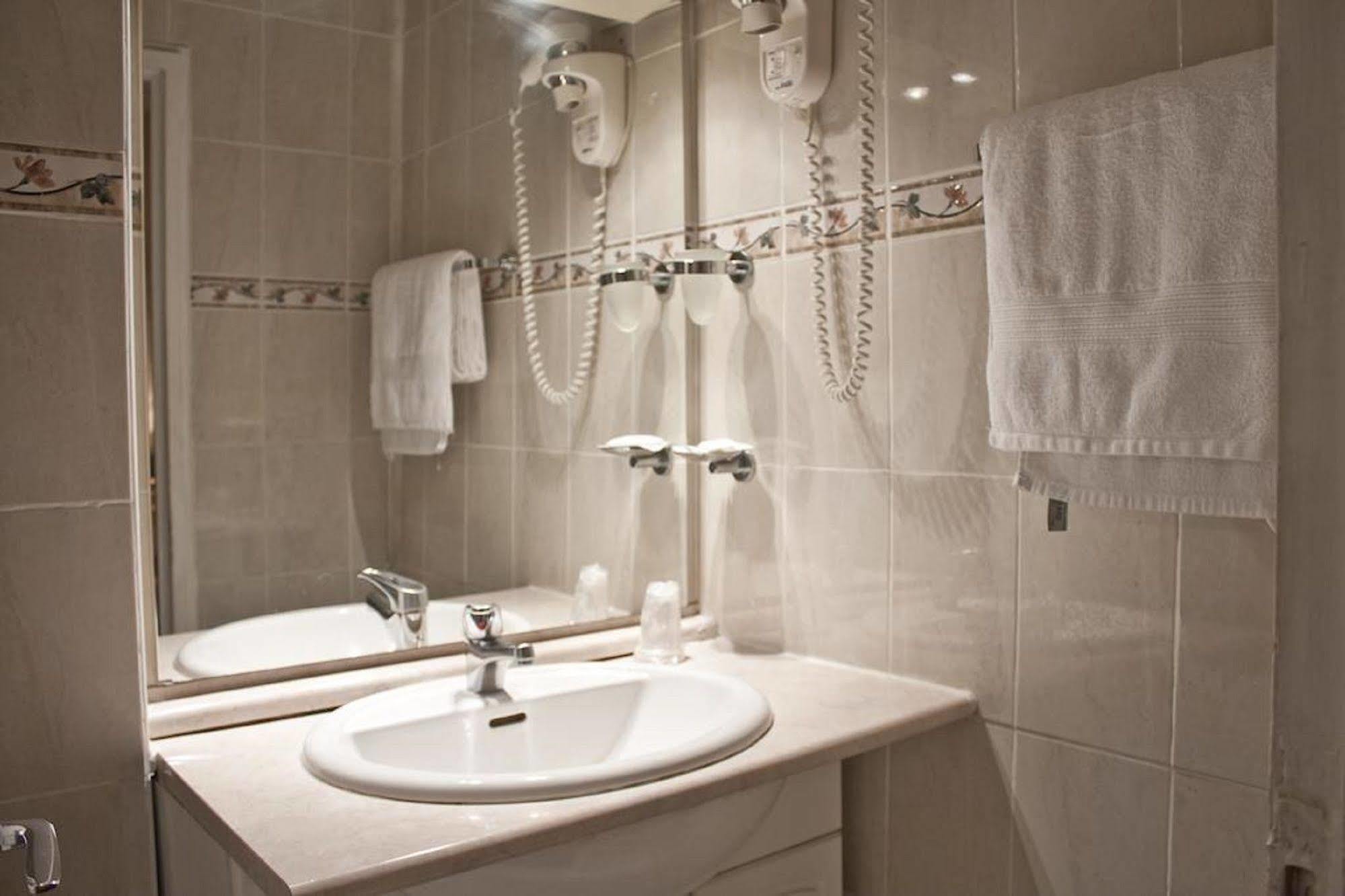פריז Hotel Hippodrome מראה חיצוני תמונה